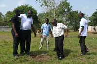 Relbonet: Mitglieder pflanzen Bäume in Peki